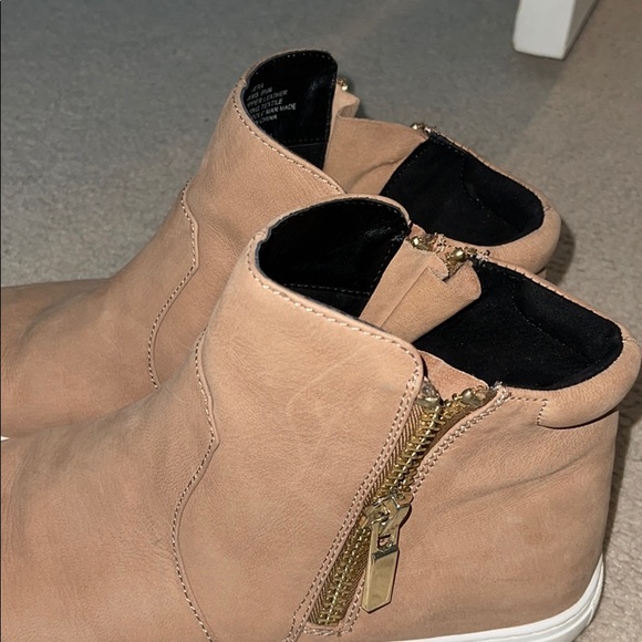 Women’s Kenneth Cole Sneaker - Picture 7 of 10